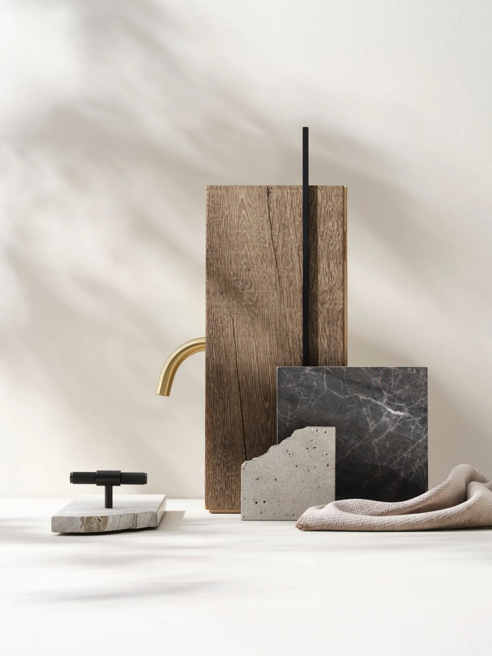 Materiaalstudie met eiken, zwart marmer, beton en messing